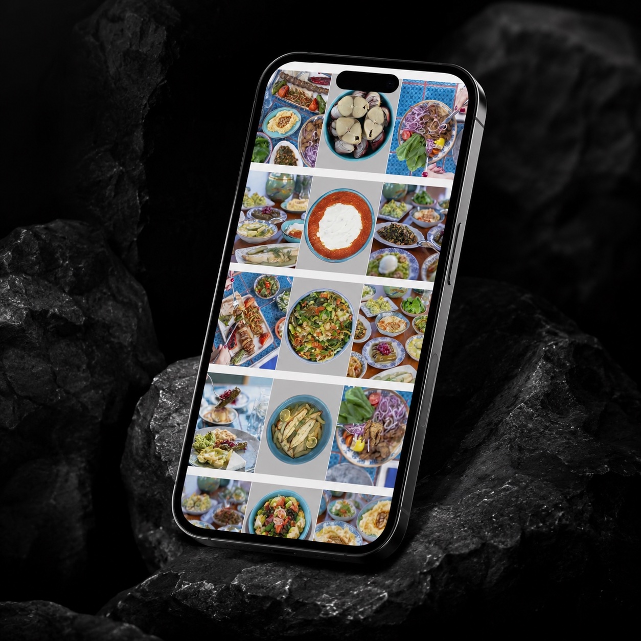 Galata's Liman Meyhane Instagram içerik mockup'ı, karanlık atmosferli telefon kompozisyonu